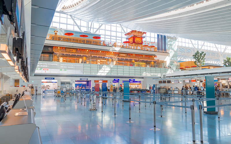 空港や駅などで