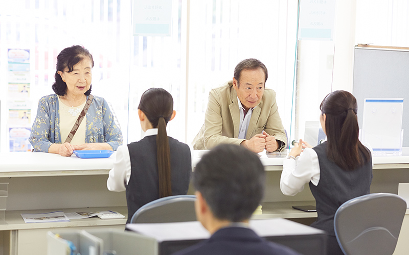 銀行やデパートの会員サロンなどで